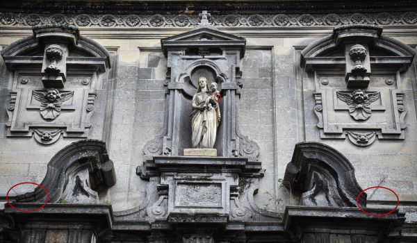 Sur la façade d'entrée, "façade occidentale", on voit aisément les éléments à rénover